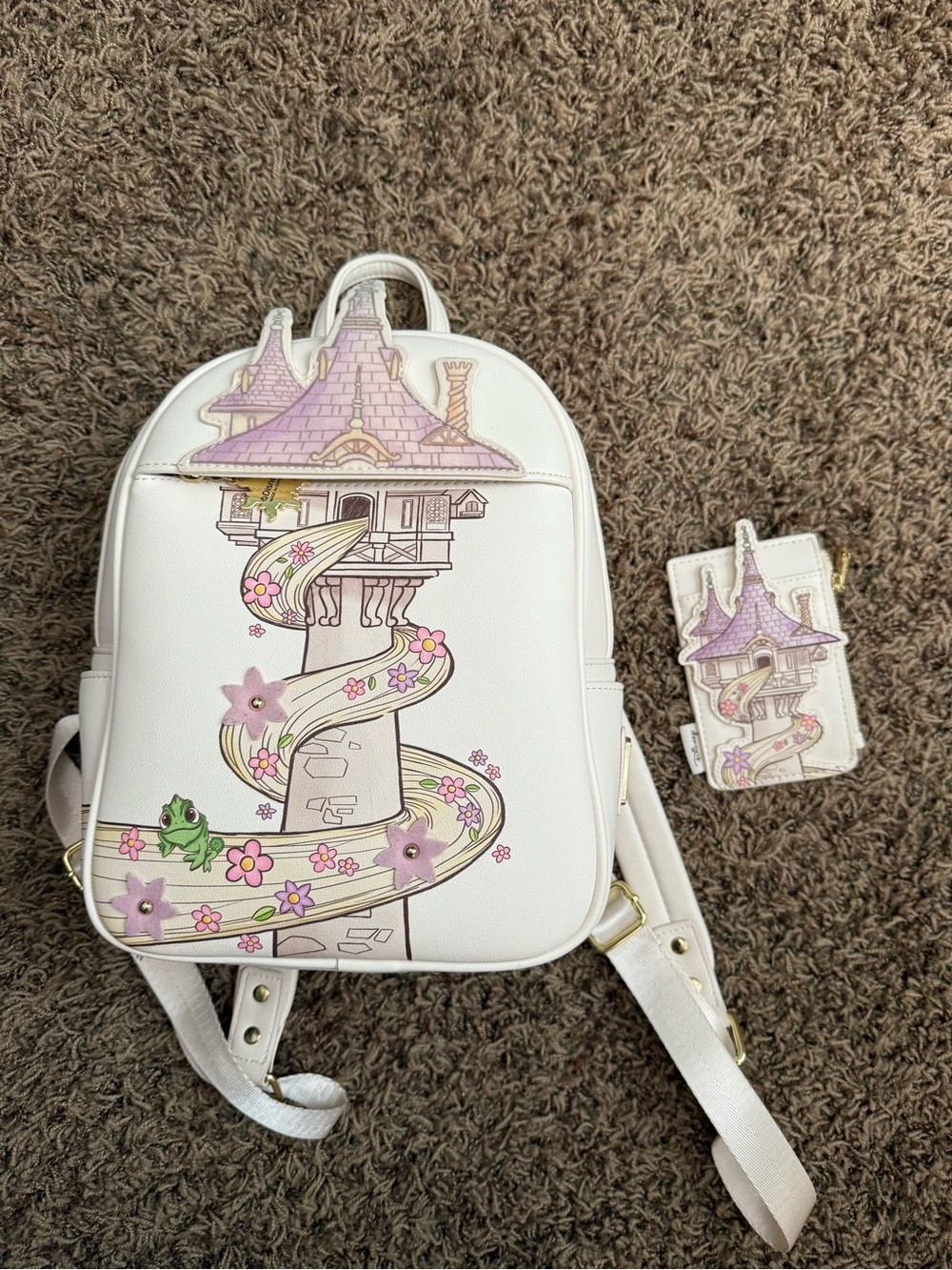 Disney Good condition White Backpack. Comes with the wallet